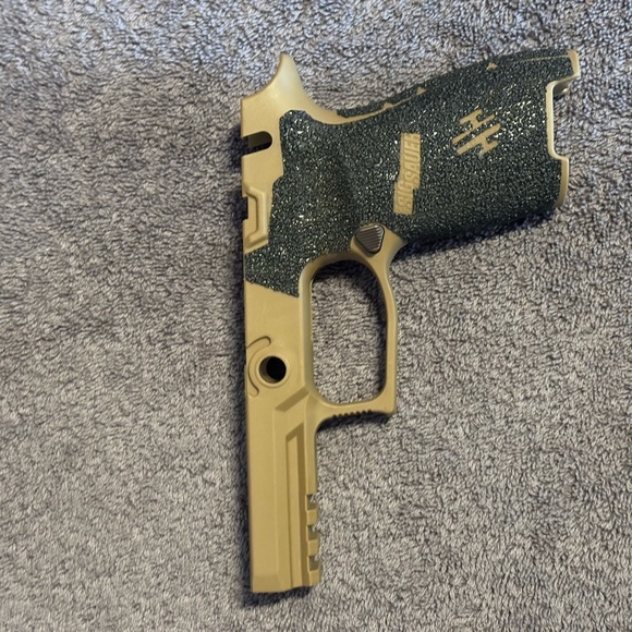 Sig Sauer P320c/M18 Grip Modile - Picture 2 of 2